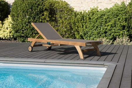 Taupe-coloured textilene sun lounger in teak | SECOND-HAND