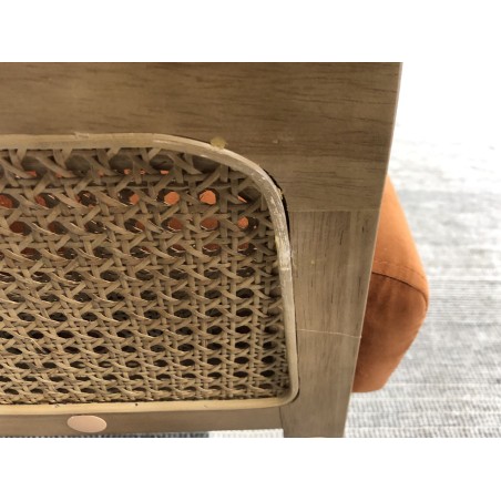 SECONDE MAIN - Fauteuil velours orange pieds bois et accoudoirs rotin