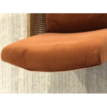 SECONDE MAIN - Fauteuil velours orange pieds bois et accoudoirs rotin