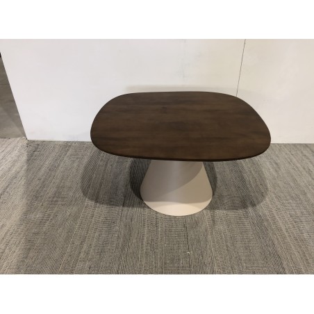 Quadratischer Couchtisch aus Mangoholz mit elfenbeinfarbenem Fuß | Macabane Möbel